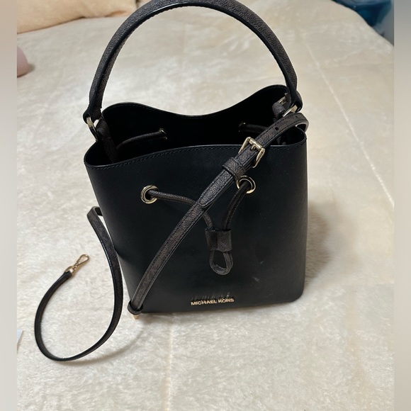 Michael Kors bucket crossbody - Picture 1 of 3